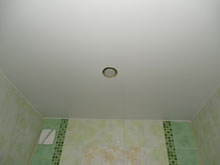 Как выбрать натяжной потолок для ванной и туалета
